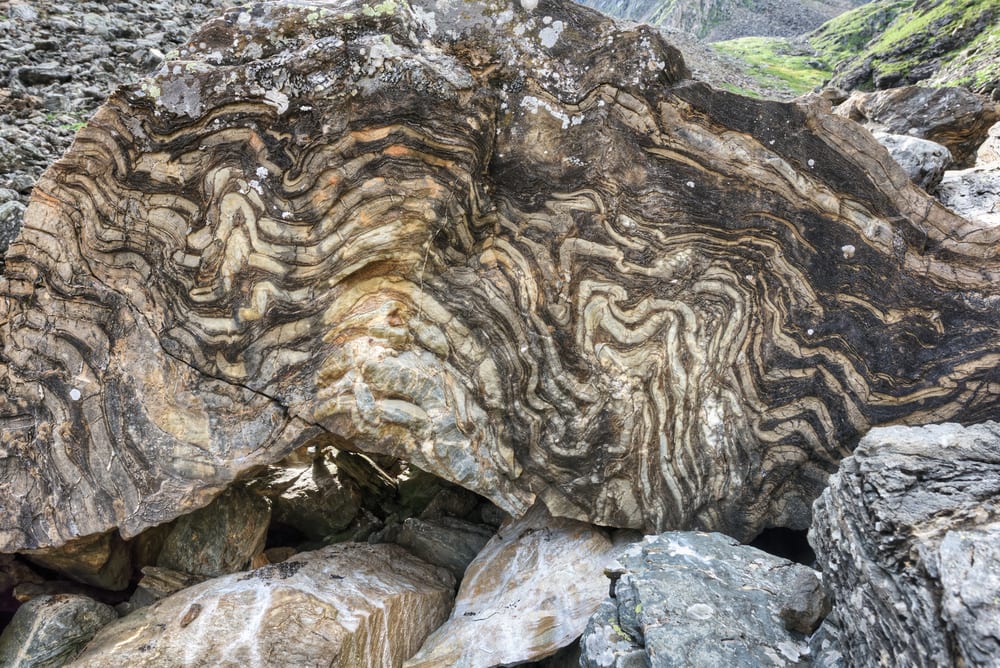 Photo of rock with its wavy sculpture