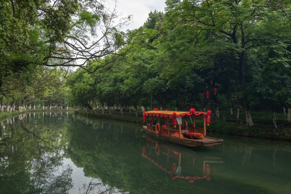 Ship staying on China's great canal, the earliest waterway